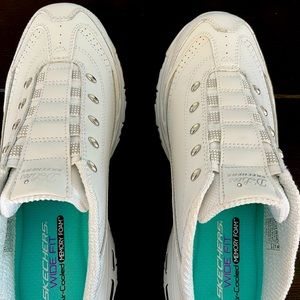 Sketchers D’lites-Bright Sky 8.5 Wide slide on sneaker.